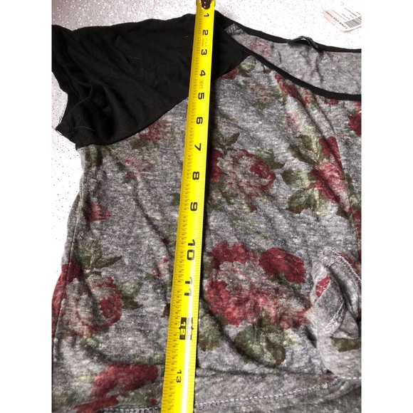 Love Culture Short Sleeves Knot Front Crop Top - Picture 3 of 4